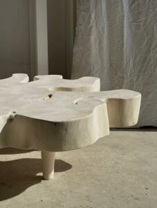 Table basse en manguier blanchi avec plateau organique, irrégularités naturelles du bois accentuées pour un design géométrique unique, parfait pour un intérieur éthique et moderne.
