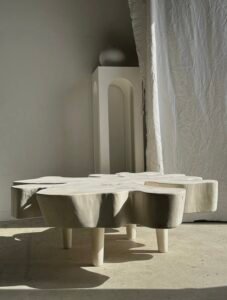 Table basse en manguier blanchi avec plateau organique, irrégularités naturelles du bois accentuées pour un design géométrique unique, parfait pour un intérieur éthique et moderne.