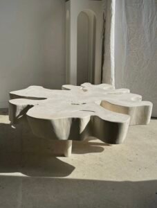 Table basse en manguier blanchi avec plateau organique, irrégularités naturelles du bois accentuées pour un design géométrique unique, parfait pour un intérieur éthique et moderne.