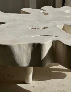 Table basse en manguier blanchi avec plateau organique, irrégularités naturelles du bois accentuées pour un design géométrique unique, parfait pour un intérieur éthique et moderne.
