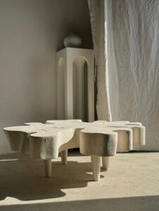 Table basse en manguier blanchi avec plateau organique, irrégularités naturelles du bois accentuées pour un design géométrique unique, parfait pour un intérieur éthique et moderne.