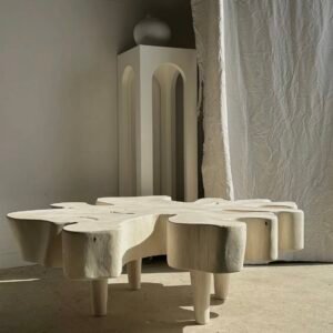 Table basse en manguier blanchi avec plateau organique, irrégularités naturelles du bois accentuées pour un design géométrique unique, parfait pour un intérieur éthique et moderne.