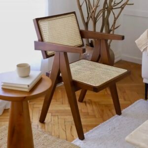 Fauteuil artisanal rétro en rotin Tiveden Maïsaura, fait main en bois massif et rotin naturel
