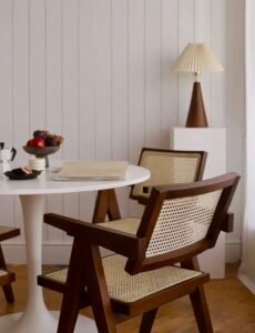 Fauteuil en rotin artisanal Tiveden au design rétro, fabriqué à la main en bois et rotin naturel