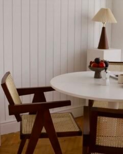 Fauteuil en rotin artisanal Tiveden au design rétro, fabriqué à la main en bois et rotin naturel