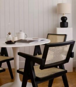 Fauteuil en rotin artisanal Tiveden au design rétro, fabriqué à la main en bois et rotin naturel