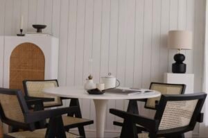 Fauteuil en rotin artisanal Tiveden au design rétro, fabriqué à la main en bois et rotin naturel