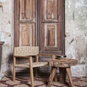Table d’appoint ERUPTA en racine de teck recyclé, finition à base d’eau sans produits chimiques, fabriquée de manière artisanale pour un mobilier durable et éthique.