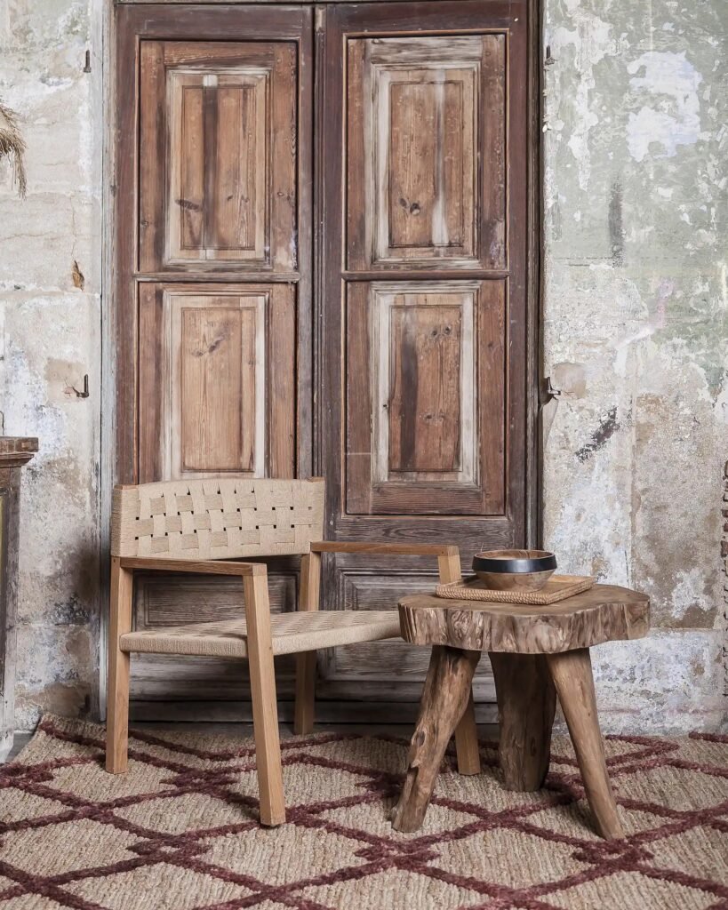 Maison Almatéra 1 Table d’appoint ERUPTA en racine de teck recyclé, finition à base d’eau sans produits chimiques, fabriquée de manière artisanale pour un mobilier durable et éthique.