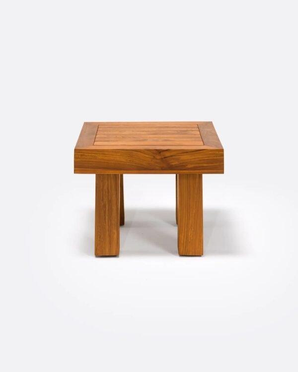 Table basse extérieure en bois de teck recyclé, design artisanal, finition naturelle