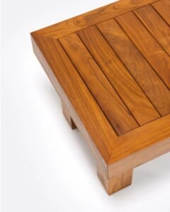 Table basse extérieure en bois de teck recyclé, design artisanal, finition naturelle