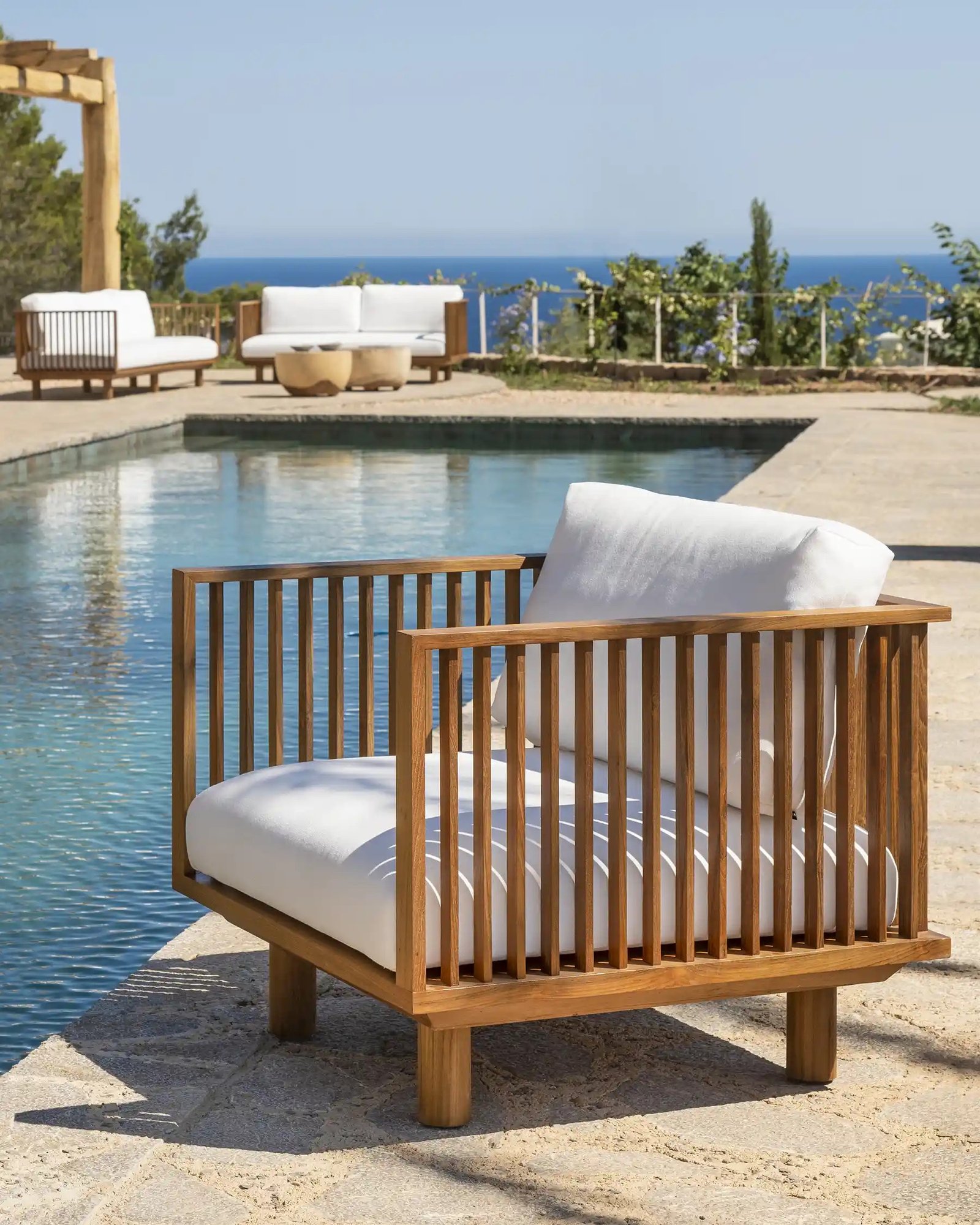 Mobilier artisanal outdoor : Le guide complet pour l'entretenir 1 Canapé 1 place en teck recyclé et oléfine recyclée, fabriqué à la main, pour terrasse ou jardin. mobilier artisanal outdoor