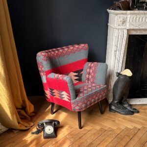 Fauteuil en tissu brodé main et bois — 68x70x77,5 cm – Image 3
