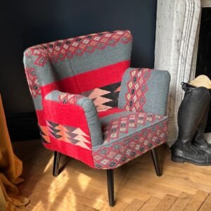Fauteuil en tissu brodé main et bois — 68x70x77,5 cm