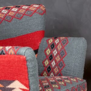 Fauteuil en tissu brodé main et bois — 68x70x77,5 cm – Image 5